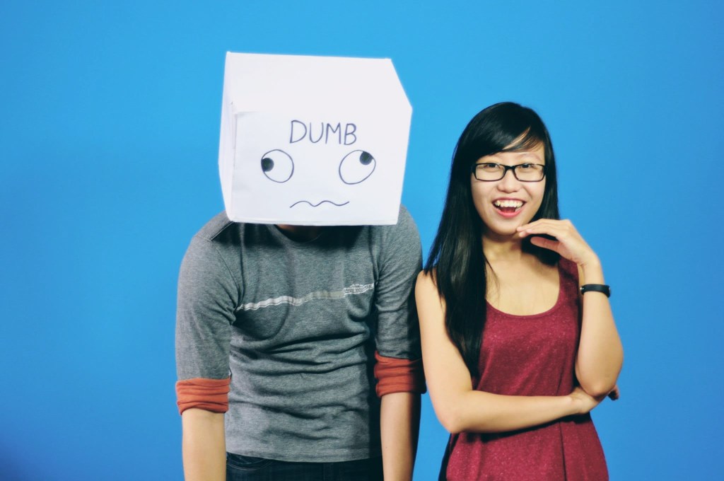 Hình ảnh Trang và bạn Dumb trong một video dạy tiếng Anh 